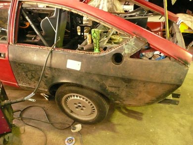 Alfa Romeo GTV6 rear wing being fitted